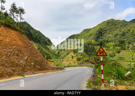 Kurven Warnschild auf kurvenreichen Straße, Ha Giang Loop, Provinz Ha Giang, Vietnam, Asien Stockfoto