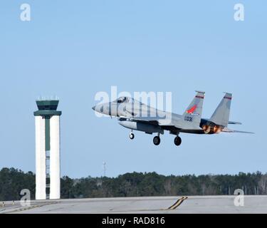 Eine F-15 Eagle zu den 142 Fighter Wing zugeordnet, startet von der Dominanz, die Sie während der Sentry Savannah17-2 Übung, Savannah, GA., Jan. 30, 2017. Sentry Savannah ist eine gemeinsame Luftkampf Training durch die Georgia Air National Guard gehostet und ist der Air National Guard grössten Kämpfer Integration, Luft-zu-Luft-Training mit der vierten und fünften Generation von Flugzeugen. Stockfoto