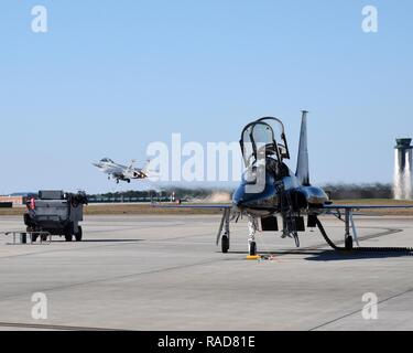 Eine F-15 Eagle zu den 142 Fighter Wing zugeordnet, startet von der Dominanz, die Sie während der Sentry Savannah17-2 Übung, Savannah, GA., Jan. 30, 2017. Sentry Savannah ist eine gemeinsame Luftkampf Training durch die Georgia Air National Guard gehostet und ist der Air National Guard grössten Kämpfer Integration, Luft-zu-Luft-Training mit der vierten und fünften Generation von Flugzeugen. Stockfoto