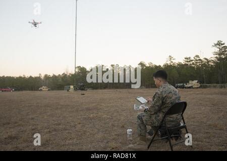 Us Marine Corps Sgt. Jordan A. Pereira, Intelligence Specialist, 2.BATAILLON, 6 Marine Regiment (2/6), 2nd Marine Division (2d MARDIV), betreibt das Phantom 3 Drone vor einem 2/6 Bereich Ausbildung Übung auf Camp Lejeune, N.C., Jan. 24, 2017. Der Zweck der Übung war es, die Fähigkeiten von vorherigen Feld Ausbildung erlernt, während die Integration von mechanisierten Fahrzeug Assets um Bekämpfung zu entwickeln. Stockfoto