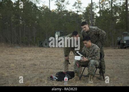 Us Marine Corps Sgt. Jordan A. Pereira, Intelligence Specialist, 2.BATAILLON, 6 Marine Regiment (2/6), 2nd Marine Division (2d MARDIV), zeigt Marines wie das Phantom 3 Drohne zu bedienen, bevor ein 2/6 Bereich Ausbildung Übung auf Camp Lejeune, N.C., Jan. 26, 2017. Der Zweck der Übung war es, die Fähigkeiten von vorherigen Feld Ausbildung erlernt, während die Integration von mechanisierten Fahrzeug Assets um Bekämpfung zu entwickeln. Stockfoto