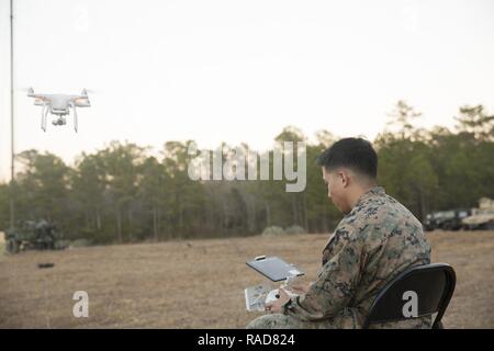 Us Marine Corps Sgt. Jordan A. Pereira, Intelligence Specialist, 2.BATAILLON, 6 Marine Regiment (2/6), 2nd Marine Division (2d MARDIV), betreibt das Phantom 3 Drone vor einem 2/6 Bereich Ausbildung Übung auf Camp Lejeune, N.C., Jan. 26, 2017. Der Zweck der Übung war es, die Fähigkeiten von vorherigen Feld Ausbildung erlernt, während die Integration von mechanisierten Fahrzeug Assets um Bekämpfung zu entwickeln. Stockfoto