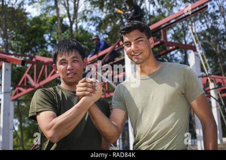 Ein Japan Ground Self Defense Force Soldat und US Marine Corps Sgt. Paul Flores, Bekämpfung der Ingenieur, mit Marine Wing Support Squadron 171, Chicago, Illinois Eingeborener, ein Foto während der Bau eines Klassenzimmers in Wat Thung Kabinen Schule, Chanthaburi, Thailand, während der übung Cobra Gold, 31.01.2017. Cobra Gold, in seiner 36. Iteration, konzentriert sich auf die humanitären Civic action, Engagement für die Gemeinschaft, und ärztlichen Tätigkeiten die Bedürfnisse und das humanitäre Interesse der Zivilbevölkerung in der Region zu unterstützen. Stockfoto