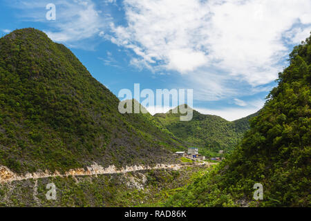 Cliffside Straße und kleines Dorf in Ha Giang Loop, Provinz Ha Giang, Vietnam, Asien Stockfoto