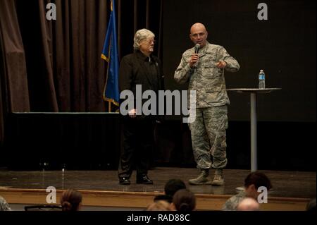 Us Air Force Chief Master Sgt. Alexander Del Valle, 51th Fighter Wing command Chief, danke Dave Roever, Vietnam Veteran, für das Sprechen über Resiliency auf Osan Flughafen, Republik Korea, Jan. 25, 2017. Roever, ist eine inspirierende Redner, der seine Geschichte über, wie er nach Leiden brennt alle über seinen Körper, wenn ein Phosphor Granate in der Hand während des Krieges explodiert überlebt. Stockfoto