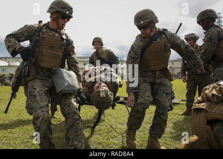 Marines und Marine corpsmen mit Combat Logistik Bataillon 31, 31 Marine Expeditionary Unit, ein mock Unfall während der Messe Unfallversicherung Response Training im Camp Foster, Okinawa, Japan, 31.01.2017. Die Masse Unfall- Übung war Teil des 31. MEU vor der Bereitstellung Ausbildung, wie Marine Expeditionary Unit Übung bekannt. Die Marines und Marine corpsmen trainieren regelmäßig zu triage und evakuieren Verletzten Opfer. Wie das Marine Corps' nur kontinuierlich vorwärts - eingesetzt, die 31 MEU luft-Boden-Logistik Team bietet eine flexible Kraft, bereit, eine breite Palette von militärischen Operationen auszuführen, her Stockfoto