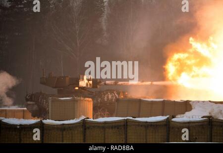 M1128 Mobile Gun System 4 Geschwader zugewiesen, 2 Reiterregiment Brände in Unterstützung einer Validierung Übung 31.01.2017 in Grafenwöhr Training Area, Deutschland. Die Übung wird die 2. Staffel, 2. Reiterregiment für verbesserte vorwärts Präsenz im Jahr 2017 vorbereiten. Damit wird sichergestellt, dass Manöver Führer an die Truppe Ebene sind in der Lage, die Integration Bekämpfung Multiplikatoren Bio das Regiment und versetzt die Truppen und Squadron eine Vielzahl von taktischen Missionen auszuführen. In Anwesenheit war Generalleutnant Ben Hodges, Kommandeur der US-Army in Europa, Oberst Patrick J. Ellis, die 79 Oberst der Re Stockfoto