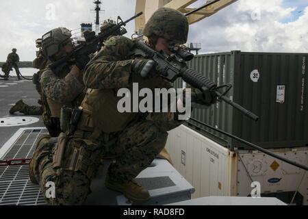 Lance Cpl. David Adams, ein Militär Polizei Marine, der Maritimen Raid Kraft verbunden, 31 Marine Expeditionary Unit, sorgt für die Sicherheit an Bord der USNS Pfc. Dewayne T. Williams (T-AK -3009), bei Apra Harbor, Guam, Jan. 16, 2017. Wie das Marine Corps' nur kontinuierlich vorwärts - bereitgestellt, Luft - Boden - die 31 Marine Expeditionary Unit Logistik Team bietet eine flexible Kraft, bereit, eine breite Palette von militärischen Operationen auszuführen, von begrenzt zur Bekämpfung der humanitären Hilfsmaßnahmen, der gesamten Indo-Asia-Pazifik-Region. Adams ist ein Eingeborener von Elkton, Maryland. Stockfoto