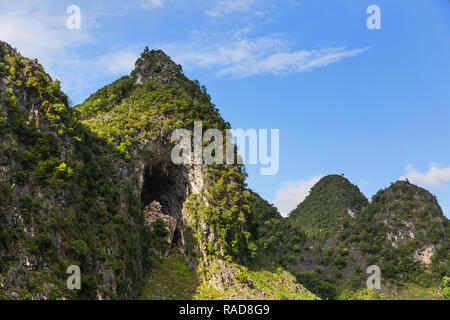 Tall Green Mountain Peak und Kalkstein Höhle in Ma Pi langen Pass, Ha Giang Loop, Provinz Ha Giang, Vietnam, Asien Stockfoto