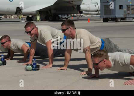 380 Expeditionary Aircraft Maintenance Squadron Flieger lachen während Pushups während einer E-3 Sentry Abreise an einem unbekannten Ort in Südwestasien, Feb 1, 2017. Die E-3 Sentry Betreuer füllen Sie so viele Push-ups wie möglich, während das Flugzeug nimmt. Seit November 2016, Nr. E-3 Sentry hat eine geplante Sortie wegen Wartung Ausgaben verpasst. Stockfoto