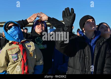 Pfadfinder-truppe 232 Mitglieder ihre Augen Schild von der Sonne als Air Combat Command's F-16 Viper Demonstration Team bei Shaw Air Force Base, S.C., Jan. 27, 2017 führt. Nicht nur, dass die Truppe um die Demonstration zu sehen, sie fragten auch Fragen und erfuhren über Pilot in Gang, F-16 CM Kampf gegen die Falken und die Air Force. Stockfoto