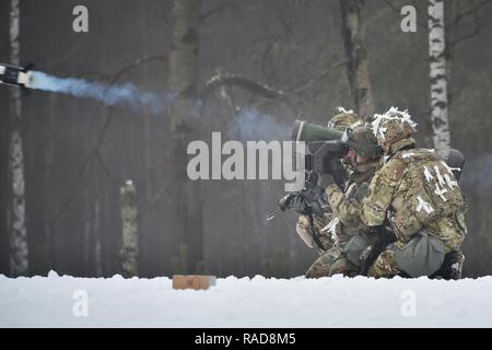 Troopers an 2nd Squadron zugeordnet, 2.Kavallerie Regiments in einer Gültigkeitsprüfung Übung an der 7th Army Training Befehl Grafenwöhr Training Area, Deutschland, 31.01.2017, teilnehmen. Die Übung wird die Staffel für verbesserte vorwärts Präsenz im Jahr 2017 vorbereiten und stellt sicher, dass Spielraum Führer an die Truppe Ebene sind in der Lage, die Integration Bekämpfung Multiplikatoren Bio das Regiment und versetzt die Truppen und Squadron eine Vielzahl von taktischen Missionen auszuführen. Stockfoto