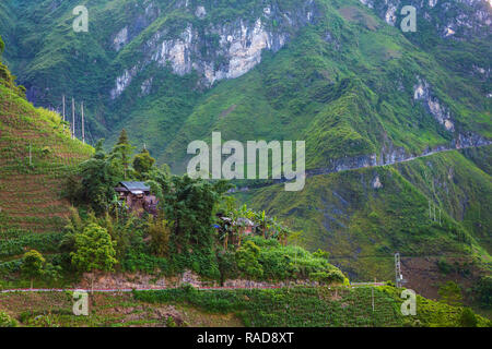 Kleiner Berg Straße und Bauernhaus an der Ha Giang Loop, Provinz Ha Giang, Vietnam, Asien Stockfoto