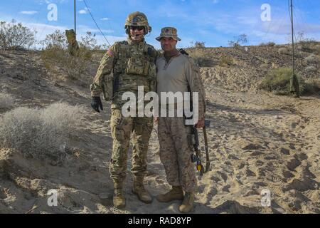 Allgemeine Jeff Broadwater steht mit Oberstleutnant Mark Liston während einer Bereitstellung für Training in Fort Irwin, Kalifornien, 18.01.2017. Die Übung lief vom 14.01.13. bis 21.01.23, mit groß angelegten fiktiven Schlachten in einer simulierten Kampfzone. Liston ist der kommandierende Offizier des 2. Light Armored Reconnaissance Bataillon und Broadwater stellvertretender kommandierender General der 1. gepanzerten Abteilung. Stockfoto