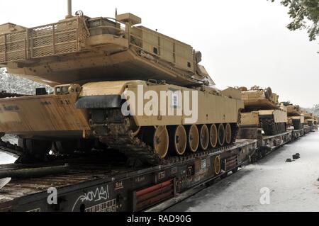 TRZBIEN, Polen - M1A2 Abrams Panzer vom 1. Battalion, 68th Armored Regiment, 3. gepanzerte Brigade Combat Team, 4 Infanterie Division werden auf flatcars Feb 1, 2017 geladen. Die Fahrzeuge werden nach Lettland, wo sie von den Soldaten, die während Ihres 9-monatigen Rotation in Osteuropa als Teil der Operation "Atlantic Lösen verwendet werden versendet werden. Rotierende US-Einheiten durch das europäische Theater an der Ferse - - toe rotation Übungen ihre Fähigkeit, schnell zu montieren, macht die Soldaten mit ihren internationalen Kollegen, während Sie sich in einer komplexen Umwelt und Sicherheit zeigt de Stockfoto