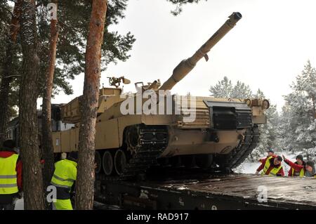 TRZBIEN, Polen - des Schienenkopfes Arbeitnehmer laden Sie ein M1A2 Abrams Tank, 1 Battalion, 68th Armored Regiment, 3. gepanzerte Brigade Combat Team, 4 Infanterie Division, auf einem rungenwagen Feb 1, 2017. Fahrzeuge des Bataillons von Lettland, wo sie von den Soldaten, die während Ihres 9-monatigen Rotation in Osteuropa als Teil der Operation "Atlantic Lösen verwendet werden versendet werden. Rotierende US-Einheiten durch das europäische Theater an der Ferse - - toe rotation Übungen ihre Fähigkeit, schnell zu montieren, macht die Soldaten mit ihren internationalen Kollegen, während Sie sich in einer komplexen Sicherheit en Stockfoto