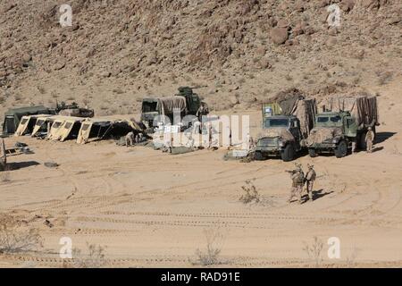 Us-Marines mit 2. Light Armored Reconnaissance Battalion, 2nd Marine Division (2d MARDIV), richten Sie die command Operations Center in Fort Irwin, Kalifornien, 18.01.2017. DFT ist eine Übung zur Förderung der Kompetenz und Einsatzbereitschaft. Stockfoto