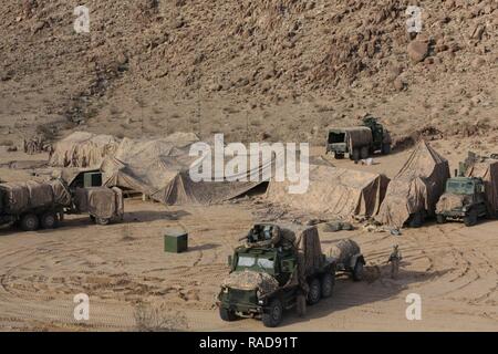 Us-Marines mit 2. Light Armored Reconnaissance Battalion, 2nd Marine Division (2d MARDIV), richten Sie die command Operations Center in Fort Irwin, Kalifornien, 18.01.2017. DFT ist eine Übung zur Förderung der Kompetenz und Einsatzbereitschaft. Stockfoto