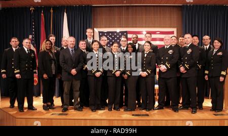 VIRGINIA BEACH, Virginia (Jan. 27, 2017) Studierende, Ausbilder und Mitglieder des Information Warfare (IW) Gemeinschaft posieren für ein Foto während der abschlussfeier der 20-Woche Informationen Professional Grundkurs Pilotprojekt an Information Warfare Training Befehl Virginia Beach. Die überarbeiteten Kurs bietet neue Informationen Professional (IP) Offiziere mit einer grundlegende Kenntnisse der IP-Gemeinschaft und die Rolle der IP innerhalb der IW-Mission. Stockfoto