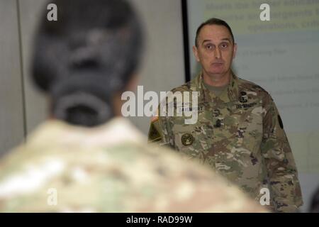 Command Sgt. Maj. David Davenport, U.S. Army Training und Lehre Befehl älterer Soldat Führer, spricht für die Mitglieder von Fort Jackson's 120 Adjutant General Bataillon (Rezeption) beim Mentoring Training an der Universität von South Carolina Reserve Officer Training Corps Abteilung, 31.01.31. Stockfoto