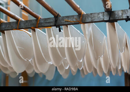 Reispapier crepes Trocknen auf Rack hängen im Restaurant aus der Ha Giang Loop, Provinz Ha Giang, Vietnam, Asien Stockfoto