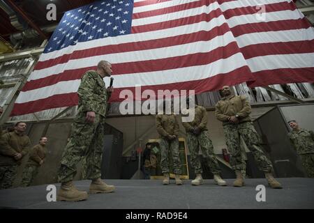 VIRGINIA BEACH, Virginia (Jan. 30, 2017) - der Master Chief Petty Officer der Marine (MCPON) Steven Giordano Segler des Jahres während alles - die Hände am Gemeinsamen Expeditionary Base wenig Creek-Fort Geschichte Aufruf zum Angriff Craft Unit (ACU) 4 zugeordnet. Bei seinem Besuch, Giordano tourte auch Befehl Räume als Teil der Flotte Engagements. Stockfoto