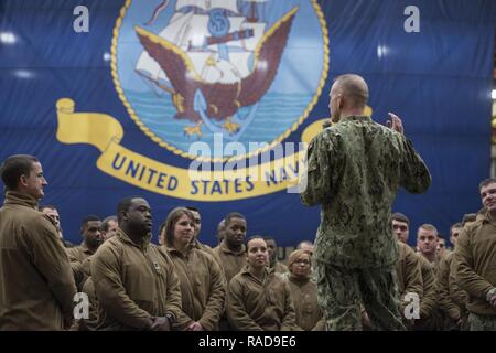 VIRGINIA BEACH, Virginia (Jan. 30, 2017) - der Master Chief Petty Officer der Marine (MCPON) Steven Giordano spricht mit Segler während alles - die Hände am Gemeinsamen Expeditionary Base wenig Creek-Fort Geschichte Aufruf zum Angriff Craft Unit (ACU) 4 zugeordnet. Bei seinem Besuch, Giordano tourte auch Befehl Räume als Teil der Flotte Engagements. Stockfoto