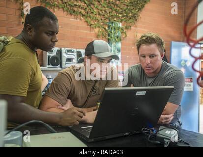 Service Mitglieder für die Beseitigung von Explosivstoffen Mobile Einheit (EODMU) 5 Arbeiten mit Minenkrieg Einheit der Australischen Marine post mission Daten für ein unbemanntes Unterwasserfahrzeug in Perth, Australien, Feb 1, 2017 analysieren zugeordnet. EODMU5 an Commander, Task Force 75, das ist die primäre Expeditionary task force verantwortlich für die Planung und Ausführung der Küstengebiete Riverine operations, Beseitigung von Explosivstoffen, tauchen Engineering und Bau zugeordnet und Unterwasser Bau in den USA 7 Flotte Bereich der Operationen. Stockfoto