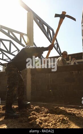 Ein Royal Thai Army Soldat mit Mobile Development Unit 52, gräbt ein Graben auf Ban Nong Mi Schule, Provinz Buri Ram, Thailand, während der übung Cobra Gold, Feb 1, 2017. Cobra Gold, in seiner 36. Iteration, konzentriert sich auf die humanitären civic Action (HCA), Engagement für die Gemeinschaft, und ärztlichen Tätigkeiten die Bedürfnisse und das humanitäre Interesse der Zivilbevölkerung in der Region zu unterstützen. Stockfoto