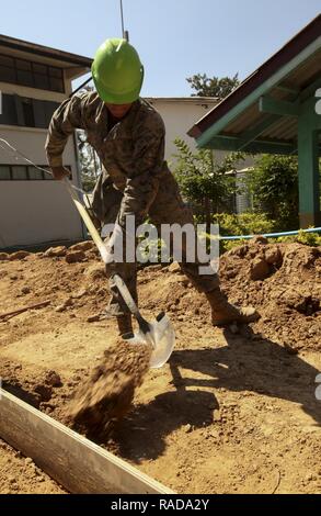 Us Marine Corps Lance Cpl. Jeffery Wade, eine Bekämpfung der Ingenieur, mit Marine Wing Support Squadron 171, ebenen Boden bei Ban Nong Mi Schule, Provinz Buri Ram, Thailand, während der übung Cobra Gold, Feb 1, 2017. Cobra Gold17 ist ein Thai-US-Co - gefördert, dass die langjährige Freundschaft zwischen der thailändischen und der amerikanischen Bevölkerung repräsentiert. Stockfoto