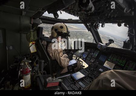 Einer US-amerikanischen Zoll- und Grenzschutzbehörden, Luft und Marine Operations air Verbot agent Piloten ein UH-60 Black Hawk Hubschrauber in einem Luft-achsenabschnitt Training übung, wie Sie die Sicherheit des Luftraums für Super Bowl LI, in Dallas, Texas, Feb 1, 2017. Einheiten mit Luft und Marine Operations und Büro der Feldeinsätze teamed oben mit der Civil Air Patrol ein Luft-zu-Luft mit zwei AMO UH-60 Black Hawk Hubschraubern abfangen und zwei C-550 Citation Jets auf die Spur einer simulierten Einfall in eingeschränkten Luftraum zu üben. Ein zusätzlicher Flug war ein UH-60 Black Hawk Weitergabe von NRG Stad zu erfassen Stockfoto