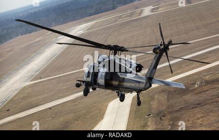 Ein UH-60 Black Hawk Hubschrauber der US-amerikanischen Zoll- und Grenzschutzbehörden, Luft und Marine Operations, kehrt von einer Flucht in Conroe, Texas, Feb 1, 2017. Einheiten mit Luft und Marine Operations und Büro der Feldeinsätze teamed oben mit der Civil Air Patrol ein Luft-zu-Luft mit zwei AMO UH-60 Black Hawk Hubschraubern abfangen und zwei C-550 Citation Jets auf die Spur einer simulierten Einfall in eingeschränkten Luftraum zu üben. Us-amerikanischen Zoll- und Grenzschutz Stockfoto