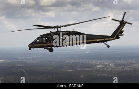 Ein UH-60 Black Hawk Hubschrauber der US-amerikanischen Zoll- und Grenzschutzbehörden, Luft und Marine Operations, fliegen in der Nähe von Dallas, Texas, Feb 1, 2017. Einheiten mit Luft und Marine Operations und Büro der Feldeinsätze teamed oben mit der Civil Air Patrol ein Luft-zu-Luft mit zwei AMO UH-60 Black Hawk Hubschraubern abfangen und zwei C-550 Citation Jets auf die Spur einer simulierten Einfall in eingeschränkten Luftraum zu üben. Us-amerikanischen Zoll- und Grenzschutz Stockfoto