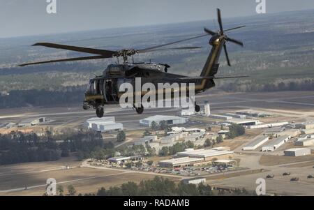 Ein UH-60 Black Hawk Hubschrauber der US-amerikanischen Zoll- und Grenzschutzbehörden, Luft und Marine Operations, kehrt von einer Flucht in Conroe, Texas, Feb 1, 2017. Einheiten mit Luft und Marine Operations und Büro der Feldeinsätze teamed oben mit der Civil Air Patrol ein Luft-zu-Luft mit zwei AMO UH-60 Black Hawk Hubschraubern abfangen und zwei C-550 Citation Jets auf die Spur einer simulierten Einfall in eingeschränkten Luftraum zu üben. Us-amerikanischen Zoll- und Grenzschutz Stockfoto