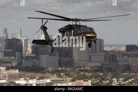 Ein UH-60 Black Hawk Hubschrauber der US-amerikanischen Zoll- und Grenzschutzbehörden, Luft und Marine Operations, fliegt über Houston, Texas, Texas, Feb 1, 2017. Einheiten mit Luft und Marine Operations und Büro der Feldeinsätze teamed oben mit der Civil Air Patrol ein Luft-zu-Luft mit zwei AMO UH-60 Black Hawk Hubschraubern abfangen und zwei C-550 Citation Jets auf die Spur einer simulierten Einfall in eingeschränkten Luftraum zu üben. Us-amerikanischen Zoll- und Grenzschutz Stockfoto