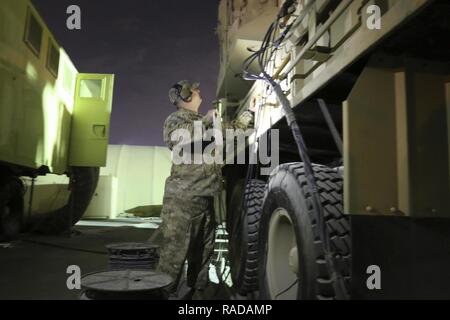 Sgt. 1. Klasse Andrew Davis, eine Athens, Alabama Eingeborener und Standardisierung noncommissioned Officer mit der 69Th Air Defense Artillery "Top Notch" Feuerwehr, führt seine Kontrollen auf allen der 1 Bataillon, 43 Air Defence der Artillerie Regiment Ausrüstung für Ihre taktischen Operationen Zentrum, 31.01.23 Im Bereich der US-Armee Oberkommando der Verantwortung. Einheiten werden auf ihre Ausrüstung Wartung ausgewertet, da die meisten Ausrüstungen Tage gleichzeitig ausgeführt und können direkt Ihre Bereitschaft auswirken. Stockfoto