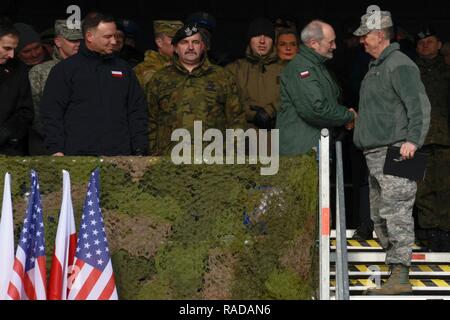 ZAGAN, Polen - US Air Force Generalleutnant Timothy Ray (ganz rechts), Stellvertretender Kommandant der United States European Command, schüttelt Hände mit dem polnischen Minister für Nationale Verteidigung Antoni Macierewicz (links), nach der Adressierung US-Soldaten, auf den 3. gepanzerte Brigade Combat Team zugeordnet, 4 Infanterie Division, und polnische Soldaten während der Begrüßungszeremonie auf Karliki, Zagan, Polen, Jan. 30, 2017. Die Zeremonie amerikanische Soldaten begrüßt vom 3 ABCT, 4. Inf. Div., nach Polen, und kennzeichnete auch die erste Live Fire Training zwischen den beiden Nationen. Us-Soldaten der Brigade zugeordnet Stockfoto