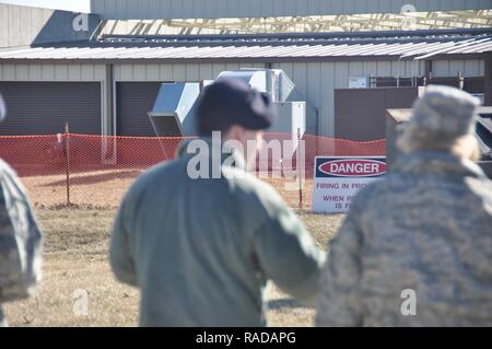 Generalmajor Kathryn J. Johnson, der Direktor der Logistik im Hauptquartier der US Air Force, Washington, D.C., spricht mit Kapitän William G. Harris, ein Logistik Offizier an der 509th Security Forces Squadron, 29. Januar 2016 an Whiteman Air Force Base. Johnson wurde über die logistischen Schwierigkeiten auf der Schießplatz durch die 509Th SFS und der 442 D SFS. Stockfoto