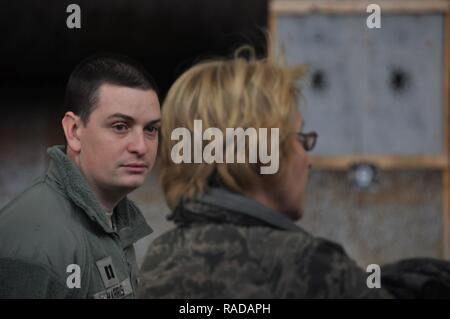 Generalmajor Kathryn J. Johnson, der Direktor der Logistik im Hauptquartier der US Air Force, Washington, D.C., spricht mit Kapitän William G. Harris, ein Logistik Offizier an der 509th Security Forces Squadron, 29. Januar 2016 an Whiteman Air Force Base. Johnson wurde über die logistischen Schwierigkeiten auf der Schießplatz durch die 509Th SFS und der 442 D SFS. Stockfoto