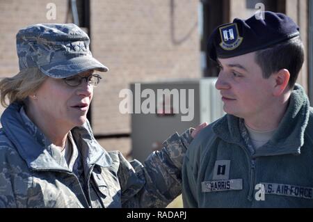 Generalmajor Kathryn J. Johnson, der Direktor der Logistik im Hauptquartier der US Air Force, Washington, D.C., spricht mit Kapitän William G. Harris, ein Logistik Offizier an der 509th Security Forces Squadron, 29. Januar 2016 an Whiteman Air Force Base. Johnson wurde über die logistischen Schwierigkeiten auf der Schießplatz durch die 509Th SFS und der 442 D SFS. Stockfoto