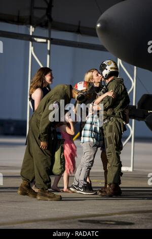 Us Marine Corps Capt Chris Daniel, ein AV-8B Harrier Pilot mit Marine Attack Squadron (VMA) 542, grüßt seine Familie, wie er vom Einsatz in Marine Corps Air Station Cherry Point, N.C., Feb 1, 2017. VMA-542 wurde mit der 22 Marine Expeditionary Unit bereitgestellt. Stockfoto