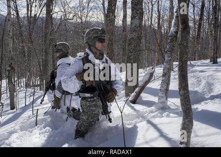 Us-Armee SPC. Nathan Christman, rechts, und Cpl. Michael Haushalter, sowohl Infanteristen, zu Alpha Company, 3.BATAILLON, 172Nd Infanterie Regiment, 86th Infantry Brigade Combat Team (Berg), Vermont Nationalgarde zugewiesen und bietet Sicherheit im Camp Ethan Allen Training Website, Jericho, Vt, 31.01.2017. Soldaten durchgeführt, die kleine Einheit Berg Arbeiten wie den Höhepunkt ihrer Winter jährliches Training. Stockfoto