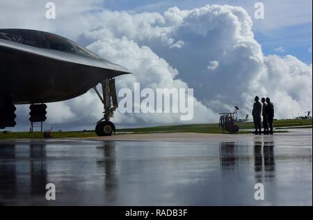 Us Air Force Piloten der 509th Aircraft Maintenance Squadron pre-flight Anweisungen mit einem B-2 Spirit Pilot vor Abflug bei Andersen Air Force Base, Guam, Jan. 12, 2017 zu kommunizieren. Bomber Besatzungen Missionen ermöglichen eine hohe Einsatzbereitschaft und Leistungsfähigkeit zu halten und unsere immer - bereit, globalen Schlagkraft zu validieren. Stockfoto