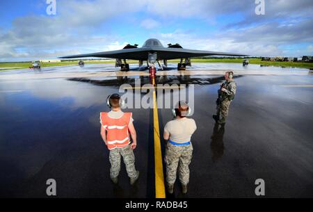 Us Air Force Wartungstechniker auf die 509Th Aircraft Maintenance Squadron, Whiteman Air Force Base, Calif., mit einem B-2 Spirit Piloten während des Pre-flight Kontrollen vor einem lokalen Training Mission bei Anderson Air Force Base, Guam Jan. 12, 2017 kommunizieren. In der Nähe von 200Flieger von whiteman Air Force Base, Calif., und Barksdale Air Force Base, La., bereitgestellt von Andersen AFB, zur Unterstützung der US-Strategic Command Bomber und Abschreckung Missionen. USSTRATCOM bomber Missionen vertraut machen Flugbesatzungen mit fliegerhorste und Tätigkeiten in unterschiedlichen geografischen Kämpfer Befehle. Stockfoto