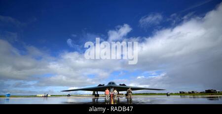 Us Air Force Wartungstechniker auf die 509Th Aircraft Maintenance Squadron, Whiteman Air Force Base, Calif., mit einem B-2 Spirit Piloten während des Pre-flight Kontrollen vor einem lokalen Training Mission bei Anderson Air Force Base, Guam Jan. 12, 2017 kommunizieren. In der Nähe von 200Flieger von whiteman Air Force Base, Calif., und Barksdale Air Force Base, La., bereitgestellt von Andersen AFB, zur Unterstützung der US-Strategic Command Bomber und Abschreckung Missionen. USSTRATCOM bomber Missionen vertraut machen Flugbesatzungen mit fliegerhorste und Tätigkeiten in unterschiedlichen geografischen Kämpfer Befehle. Stockfoto