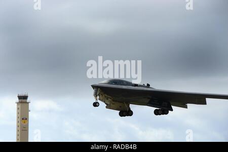 Ein US Air Force B-2 Spirit Flugzeuge, bereitgestellt von whiteman Air Force Base, Calif., nimmt für einen lokalen Ausbildung Flug bei Andersen Air Force Base, Guam, Jan. 12, 2017. In der Nähe von 200Flieger von whiteman Air Force Base, Calif., und Barksdale Air Force Base, La., bereitgestellt von Andersen AFB, zur Unterstützung der US-Strategic Command Bomber und Abschreckung Missionen. USSTRATCOM bomber Missionen vertraut machen Flugbesatzungen mit fliegerhorste und Tätigkeiten in unterschiedlichen geografischen Kämpfer Befehle. Stockfoto