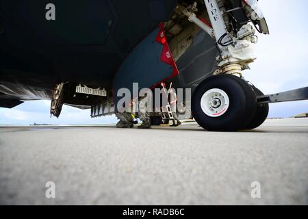 Us Air Force Wartungstechniker auf die 509Th Aircraft Maintenance Squadron, Whiteman Air Force Base, Calif. zugeordnet, bereiten Sie ein US Air Force B-2 Spirit Flugzeuge nach einem lokalen Training Mission bei Anderson Air Force Base, Guam 19.01.2017 abgeschleppt werden kann. In der Nähe von 200Flieger von whiteman Air Force Base, Calif., und Barksdale Air Force Base, La., bereitgestellt von Andersen AFB, zur Unterstützung der US-Strategic Command Bomber und Abschreckung Missionen. USSTRATCOM bomber Missionen vertraut machen Flugbesatzungen mit fliegerhorste und Tätigkeiten in unterschiedlichen geografischen Kämpfer Befehle. Stockfoto