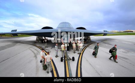 Us Air Force Wartungstechniker auf die 509Th Aircraft Maintenance Squadron, Whiteman Air Force Base, Calif. zugeordnet, bereiten Sie ein US Air Force B-2 Spirit Flugzeuge nach einem lokalen Training Mission bei Anderson Air Force Base, Guam 19.01.2017 abgeschleppt werden kann. In der Nähe von 200Flieger von whiteman Air Force Base, Calif., und Barksdale Air Force Base, La., bereitgestellt von Andersen AFB, zur Unterstützung der US-Strategic Command Bomber und Abschreckung Missionen. USSTRATCOM bomber Missionen vertraut machen Flugbesatzungen mit fliegerhorste und Tätigkeiten in unterschiedlichen geografischen Kämpfer Befehle. Stockfoto