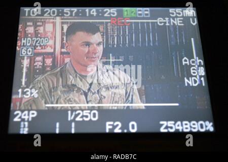 Sgt. Daniel Gibson, der erdölversorgung Spezialist, 325 Brigade Support Battalion, 3. Brigade Combat Team, 25 Infanterie Division, wird gesehen, ein Mock Interview durch die Ansicht einer Broadcast Kamera auf die visuelle Information Center auf Schofield Kasernen, Hawaii, Jan. 26, 2017. Gibson war auf der Kamera Medien Ausbildung interview Techniken vor dem Interview zu lernen unterrichtet. Stockfoto