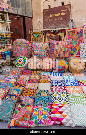 Dubai Souks und seine Farben von Waren in Bur Dubai Stockfoto